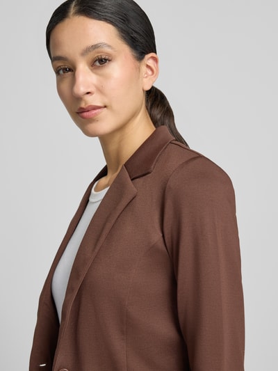 Frauenmodel trägt Blazer mit Viskose-Anteil Modell 'Kate' von ICHI, braun, tailliert, Reverskragen, Nahaufnahme Oberkörper.