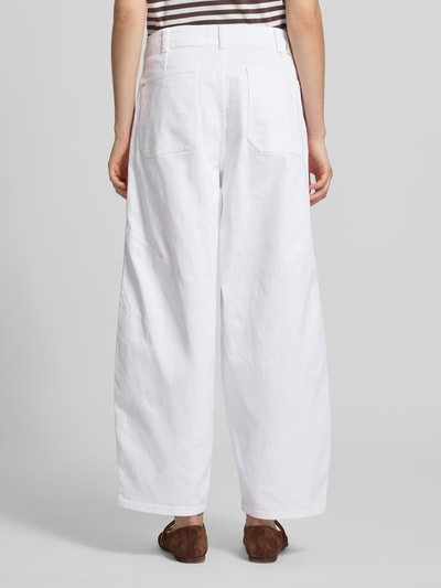 Frauenmodel trägt Barrel Jeans mit Eingrifftaschen Modell 'Rosy Bianco' von MOS MOSH im weißen Baumwoll-Mix mit Stretch-Anteil, Ganzkörperansicht Rückansicht.