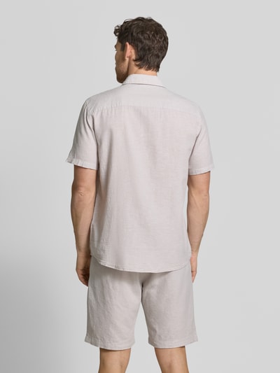 Männermodel trägt Regular Fit Freizeithemd aus Leinen-Baumwoll-Mix von MCNEAL in hellem Beige, lockere Struktur, Ganzkörperansicht Rückansicht, Kentkragen, Knopfleiste, Rückenlänge bei Größe M: 74 cm, Schulterbreite bei Größe M: 50 cm, Ärmellänge bei Größe M: 25 cm.