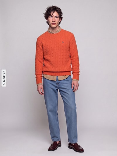 Männermodel trägt Regular Fit Pullover aus Woll-Kaschmir-Mix von Polo Ralph Lauren in Orange, kombiniert mit Jeans, Ganzkörperansicht von vorne, KI-modifiziertes Bild.