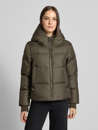 Frauenmodel trägt Regular Fit Daunenjacke mit Label-Patch von Marc O'Polo in Olivgrün mit glatter, matter Oberfläche, Ganzkörperansicht von vorne, Damen Daunenjacke.