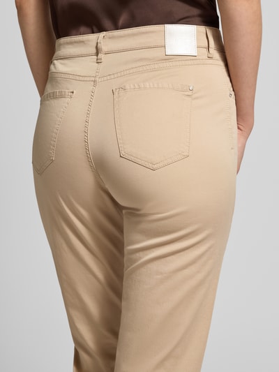 Vrouwenmodel draagt Hose mit Eingrifftaschen Modell 'Mary' van Brax, mix van katoen en lyocell, regular fit, detailopname rugaanzicht.