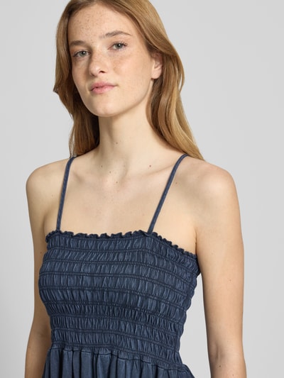 Kobiece modelka nosi granatową sukienkę casualową o kroju slim fit z czystej bawełny model 'LUCY' od Only, zbliżenie górnej części ciała.