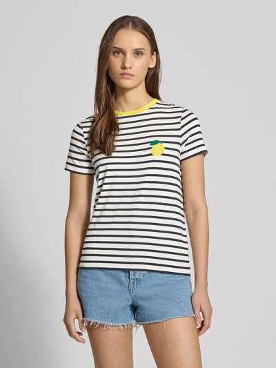 Frauenmodel trägt Regular Fit T-Shirt aus Viskose-Mix Modell 'HEART LIFE' von Only mit Allover-Streifen, Frottee-Applikation, Ganzkörperansicht von vorne.