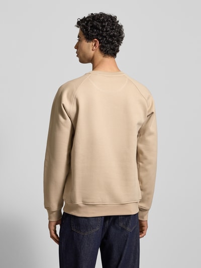 Männermodel trägt Sweatshirt mit Label-Stitching von adidas Originals aus Baumwoll-Mix in Beige, Regular-Fit, Rückenlänge 70 cm, Ganzkörperansicht Rückansicht
