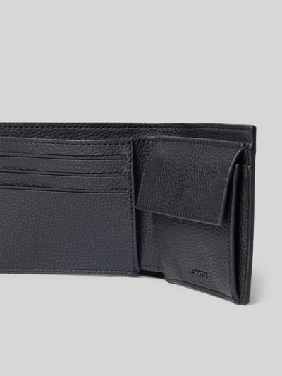 Produktfoto, schwarzes Portemonnaie aus echtem Rindsleder Modell 'BILLFOLD' von Lacoste, genarbte Textur, Herren Portemonnaie von Lacoste