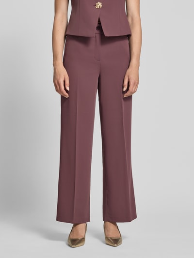 Frauenmodel trägt Wide Fit Stoffhose mit Bügelfalten von Christian Berg Woman Selection im Elastischer-Material-Mix in Mauve, Nahaufnahme Oberkörper.