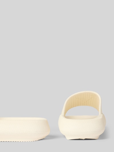 Produktfoto, Sandalette mit Label-Applikation Modell 'RUBBER SLIPPERS' von Guess, Damen Sandalette, abgerundete Spitze, Schlupfform, wysokość obcasa w rozmiarze 39/40: 4 cm, kremowa barwa, zaokrąglone kształty, wyraźna tekstura