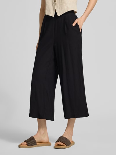 Kobiece modelka nosi Regular Fit Culotte aus Viskose-Leinen-Mix Modell 'MYMILO' von Vero Moda, materiał flammgarn, unifarben, częściowo elastyczny pas, boczne kieszenie, widok całego ciała z przodu.
