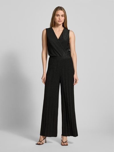 Vrouwenmodel draagt glanzende dames jumpsuit van materiaalmix met stretch, regular fit, V-hals, model 'Li44ana' van ZABAIONE, volledige lichaamsvoorzijde.