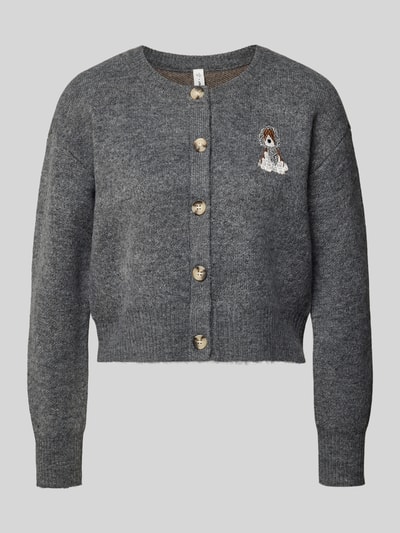 Produktfoto, Relaxed Fit Strickpullover mit Stickerei Modell 'TEDDY' von ONLY, graue grobe Strickstruktur, goldfarbene Knöpfe, Damen Strickjacke von ONLY