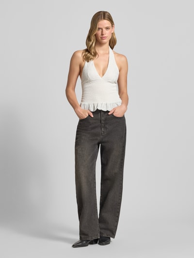 Vrouwenmodel draagt Neckholder-Blusentop met V-hals van Gina Tricot, witte materiaalmix met stretch, getailleerd model, smokdetails, ganzichaam aanzicht van voren