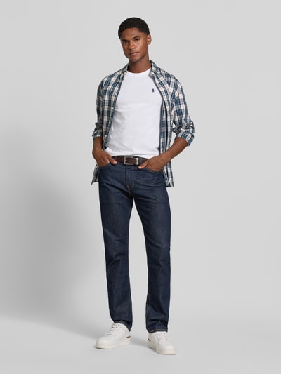 Männermodel trägt Regular Fit T-Shirt-Set aus reiner Baumwolle von Polo Ralph Lauren in Weiß, kombiniert mit Jeans, Ganzkörperansicht von vorne, Herren T-Shirt-Set von Polo Ralph Lauren.