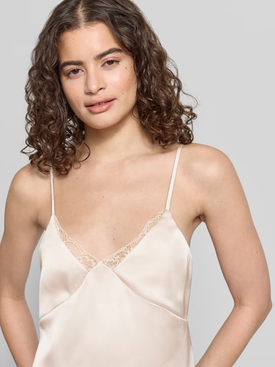 Frauenmodel trägt Regular Fit Trägertop mit Spitzenbesatz Modell 'RAYA' von Only, Optik: Unifarben, Satin, Nahaufnahme Oberkörper.