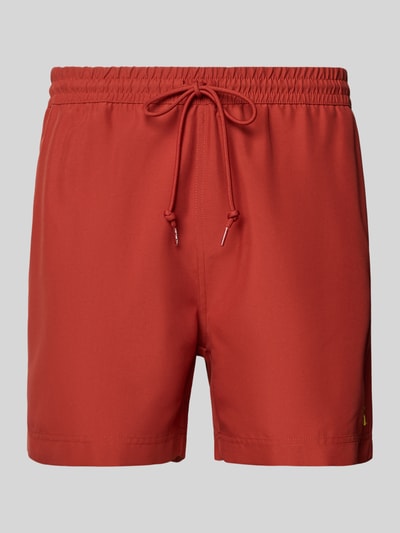 Produktfoto, Regular Fit Badeshorts mit Logo-Stitching Modell 'Chase' von Carhartt Work In Progress, rostrot, glatte Textur, elastischer Bund mit Tunnelzug.