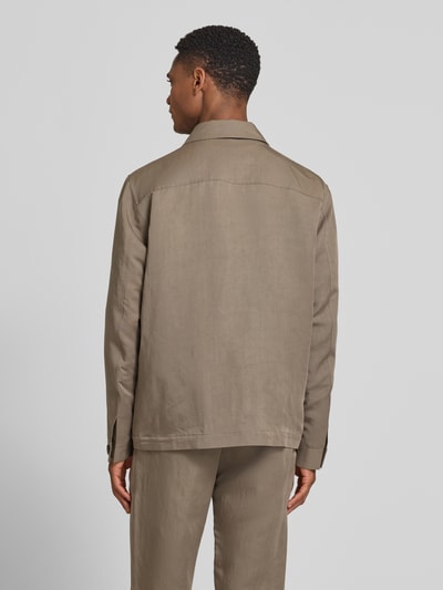 Männermodel trägt Regular Fit Hemdjacke aus Lyocell-Mix mit Leinen-Anteil von Roy Robson in Beige, aufgesetzteTaschen, Knopfleiste, Rückenlänge 74 cm, Ganzkörperansicht Rückansicht.