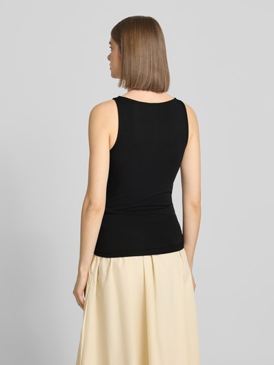 Frauenmodel trägt schwarzes Slim Fit Top aus Viskose-Mix Modell 'MALIVA' von Pieces, unifarben, ärmellos, Ganzkörperansicht Rückansicht.