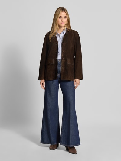 Frauenmodel trägt Regular Fit Jacke in Leder-Optik von Stefanel in Dunkelbraun, Reverskragen, Pattentaschen, Knopfleiste, Ganzkörperansicht von vorne.