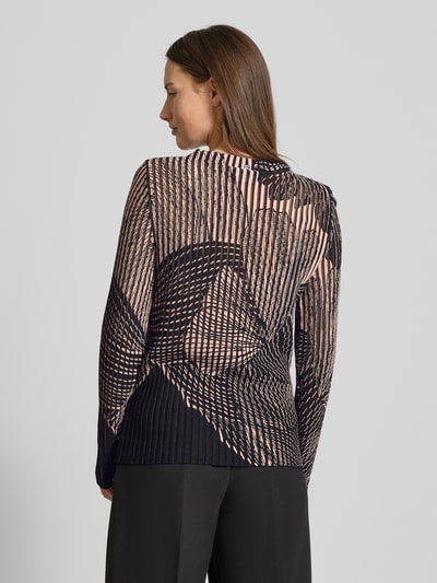 Modelka nosi Strickpullover mit Stehkragen od Marc Cain, czarno-beżowy wzór, długa rękaw, slim fit, mieszanka wiskozy i bawełny, widok z tyłu.