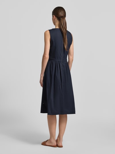 Frauenmodel trägt Midikleid mit Rundhalsausschnitt von ROBE LÉGÈRE, dunkelblau, A-Linie, Falten, Baumwoll-Mix, Ganzkörperansicht Rückansicht.