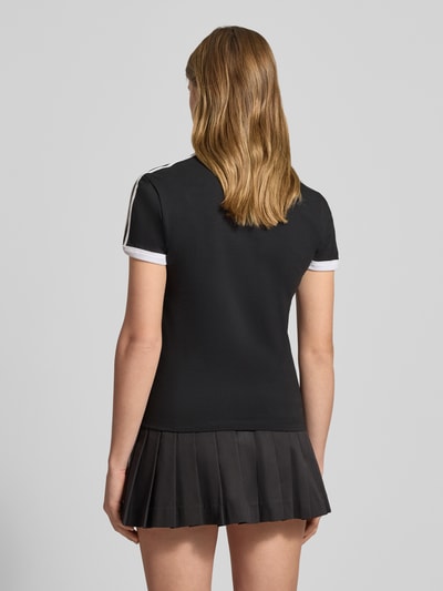 Frauenmodel trägt Slim Fit T-Shirt aus Baumwoll-Mix von adidas Originals, efekt: jednolity kolor, krój regular fit, wyhaftowane logo, paski w kontrastowym kolorze, okrągły dekolt, krótki rękaw, mieszanka bawełny, Ganzkörperansicht Rückansicht