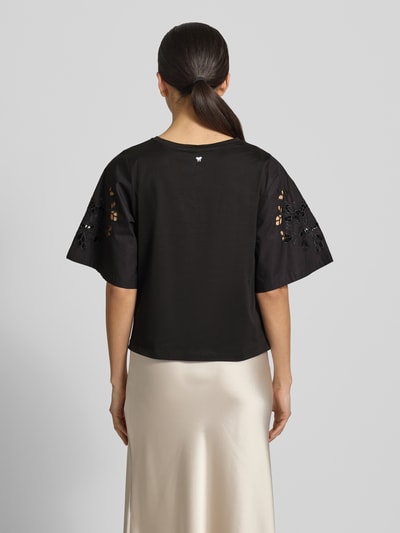 Frauenmodel trägt Regular Fit T-Shirt aus reiner Baumwolle Modell 'TARGA' von Weekend Max Mara, Optik: Unifarben, Ajour-Stickerei-Motiv, Rundhals-Ausschnitt, Ärmelform: kurze Röhrenärmel, Materialverarbeitung: Jersey, Ganzkörperansicht Rückansicht.
