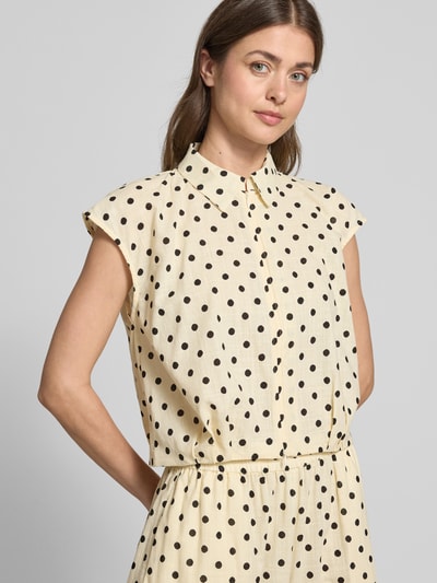 Modelka damska nosi Regular Fit Bluse im Allover-Look Modell 'Nada' od My Essential Wardrobe, czysta bawełna, krój regular fit, kołnierzyk koszulowy, długość pleców w rozmiarze 36: 49 cm, jasnożółty materiał w czarne kropki, faktura gładka, widok z przodu, zbliżenie górnej części ciała.