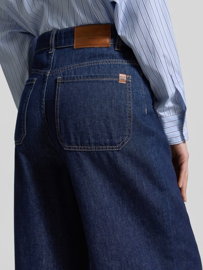 Frauenmodel trägt Wide Leg Loose Fit Jeans aus reiner Baumwolle Modell 'VEGA' von Weekend Max Mara in Unifarbe mit Label Patch, Detailaufnahme Rückansicht.