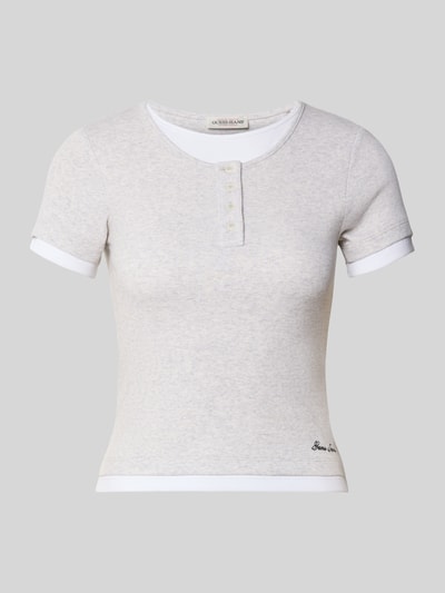 Produktfoto, Slim Fit T-Shirt mit Logo-Stitching von GUESS, Strukturmuster, Rundhalsausschnitt, kurzärmelig, helle Farbgebung