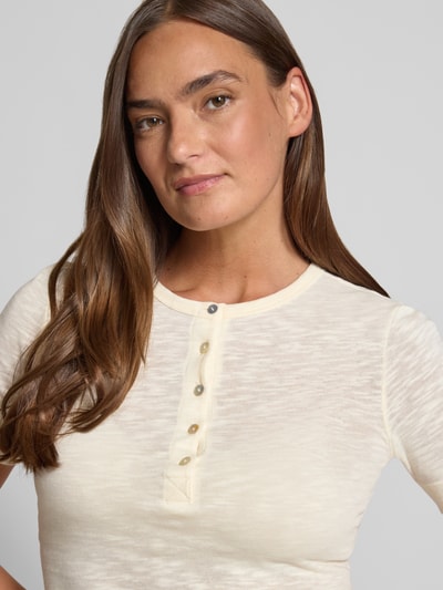 Vrouwenmodel draagt T-Shirt met Rundhalsausschnitt und Knopfleiste van Jake*s Casual, katoen, slim fit, crèmekleurig, close-up bovenlichaam.