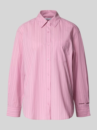 Produktfoto, Regular Fit Bluse mit Brusttasche Modell 'LOVA' von Samsøe Samsøe, czysta bawełna, krój regular fit, kolor różowy z pionowymi paskami, kołnierz koszulowy, kieszeń na piersi, label-stitching, długość pleców w rozmiarze S: 74 cm, długość rękawa w rozmiarze S: 59 cm
