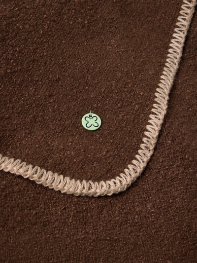 Productfoto, detail van rechthoekige sjaal met viscose van Codello, model 'SOL', Materiaalmix met viscose, two-tone-stijl, labelapplicatie, bruine en beige tinten, grof geweven textuur, Breedte 64 cm, Lengte 202 cm