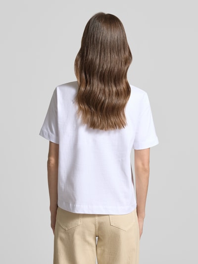 Modelka kobieca ma na sobie Boxy Fit T-Shirt aus reiner Baumwolle Modell 'ELLA' od Selected Femme, jednolita biel, okrągły dekolt, bawełna, widok całej sylwetki z tyłu
