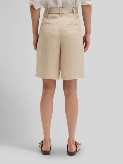Frauenmodel trägt Relaxed Fit Shorts mit Leinen-Anteil von Marc O'Polo, Optik: Unifarben, Passform: Relaxed-Fit, High-Waist, Bundfalten, Stoffgürtel, Verschluss: Knopf und verdeckter Reißverschluss, helle Farbe, glatte Textur, Ganzkörperansicht Rückansicht.