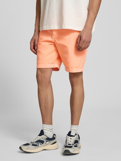 Männermodel trägt Regular Fit Shorts mit Münztasche von Superdry in Orange aus Baumwoll-Mix, Herren Shorts, Nahaufnahme Oberschenkel.