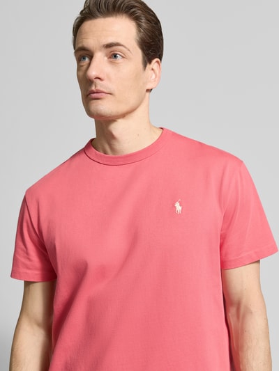 Männermodel trägt Regular Fit T-Shirt aus reiner Baumwolle von Polo Ralph Lauren in Optik: Unifarben mit Logo-Detail, Nahaufnahme Oberkörper.