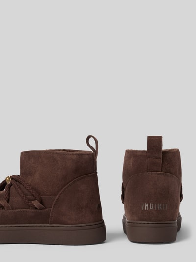 Produktfoto, Boots aus echtem Leder mit Logo-Detail von INUIKII in Dunkelbraun, abgerundete Passform, leicht profilierte Sohle, Kontext: Damen Boots aus echtem Leder mit Logo-Detail, Absatzhöhe 3 cm, Schafthöhe 11 cm, Schaftweite 11 cm