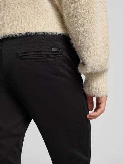 Mężczyznamodel nosi Slim Fit Hose mit Gesäßtaschen Modell 'MARCO' von Jack & Jones, czarny, bawełna z domieszką elastanu, detal tylnej części spodni, Nahaufnahme tylnej części ciała.
