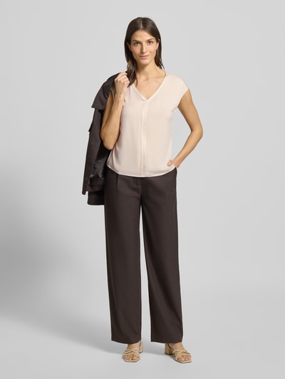 Vrouwenmodel draagt T-Shirt met V-hals van comma, viscose-elastaanmix, regular fit, beige, voorkant volledige lichaamsopname.