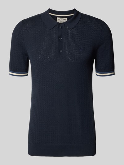 Produktfoto, Slim Fit Poloshirt mit Strukturmuster und Knopfleiste von Superdry aus reiner Baumwolle in Dunkelblau, feine Textur, kurze Ärmel