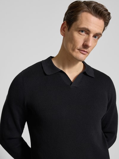 Männermodel trägt Relaxed Fit Strickpullover in Ripp-Optik von Lindbergh, Baumwoll-Mix, Polokragen, V-Ausschnitt, Nahaufnahme Oberkörper.