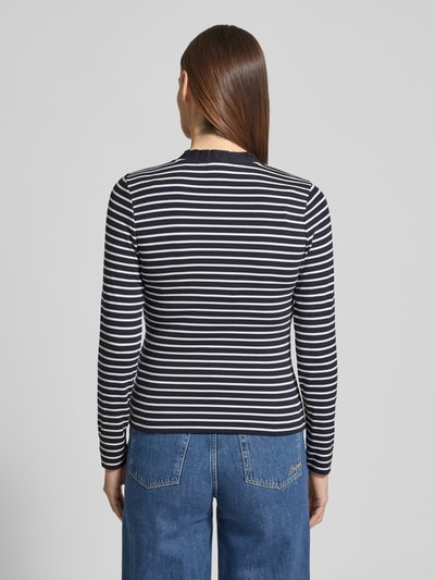 Modelka nosi Regular Fit Longsleeve mit Rüschenbesatz od zero, mieszanka bawełny, dekolt w serek, zdobienia, długość tyłu 54 cm, widok z tyłu, całość.