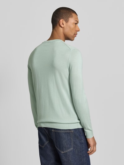 Męski model nosi Regular Fit Pullover aus reiner Wolle Modell 'TRAY' od SELECTED HOMME, jasna mięta, krój regular fit, gładki, dzianina z czystej wełny, długi rękaw, ściągacze, widok całej sylwetki z tyłu.