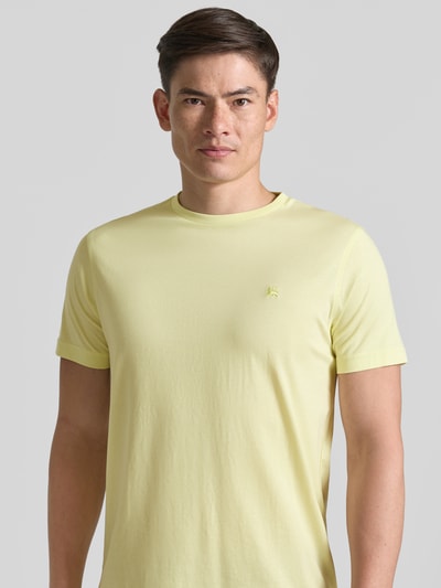 Männermodel trägt T-Shirt mit Rundhalsausschnitt und Logo-Stitching von Lerros, Reine Baumwolle, Regular-Fit, Nahaufnahme Oberkörper.