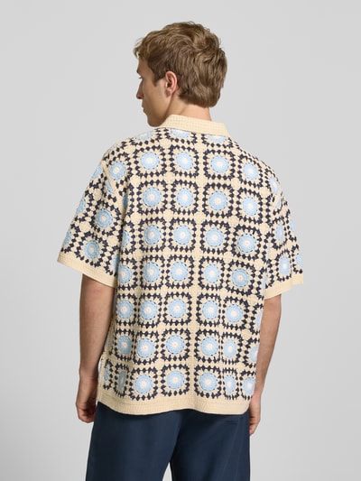 Männermodel trägt Strickshirt mit Polokragen und Knopfleiste von REVIEW, beige-blau gemustert, regular fit, ganzkörperansicht rückansicht.