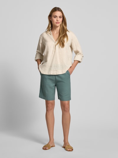 Frauenmodel trägt Regular Fit Leinenbluse mit V-Ausschnitt von Christian Berg Woman in Beige, Hemdblusenkragen, Reines Leinen, Ganzkörperansicht von vorne. Rückenlänge 72 cm, Ärmellänge 58 cm, Größe 36.