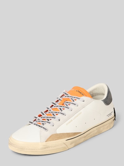 Produktfoto, Sneaker mit Logo-Detail Modell 'Distressed' von Crime London, weiße Leder-Optik, abgerundete Passform, profilierte Sohle. Herren Sneaker, Schnürverschluss, Absatzhöhe 4 cm, Schafthöhe 8 cm, Schaftweite 8 cm.