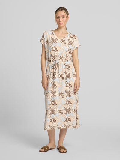 Vrouwenmodel draagt Relaxed Fit vrijetijdsjurk uit katoenmix van s.Oliver RED LABEL met bloemenprint in bruin en lichtblauw, geheellichaamsvooraanzicht.