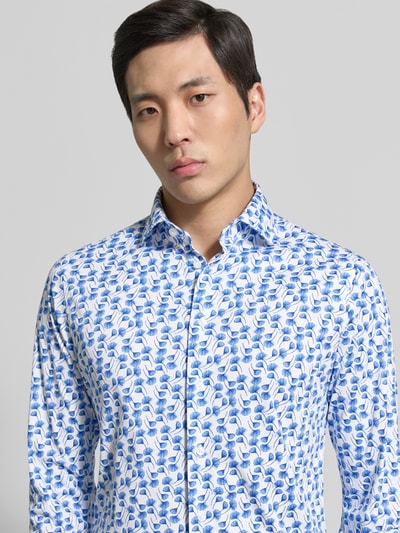 Männermodel trägt Slim Fit Freizeithemd mit Kentkragen von Matinique, Reine Baumwolle, Langärmelig, Floraler-Print, Allover-Print, Nahaufnahme Oberkörper.