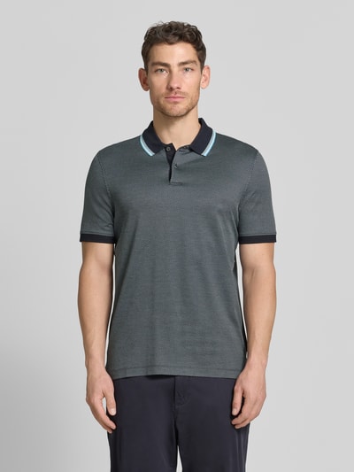 Männermodel trägt Regular Fit Poloshirt mit Polokragen und kurzer Knopfleiste von bugatti, Reine Baumwolle, Label-Detail, Ganzkörperansicht von vorne.